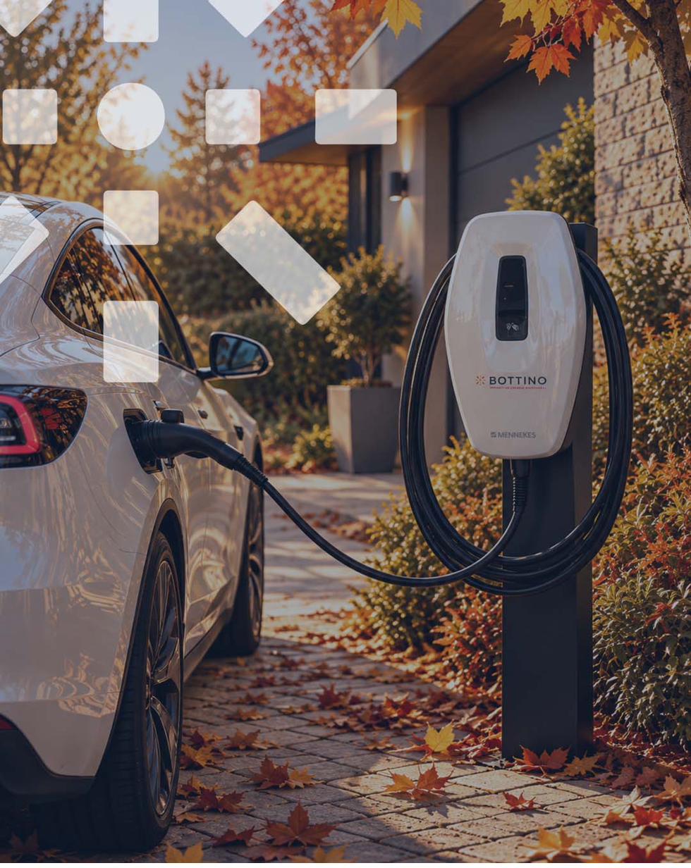 Auto elettrica in ricarica a una wallbox Bottino davanti a casa